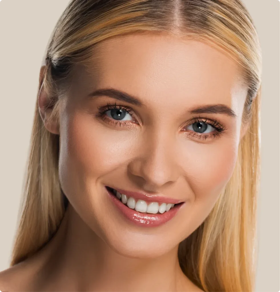 Uśmiechnięta blondynka w zbliżeniu — bonding zębów w Smile Bonding Studio w Gdańsku-Oliwie
