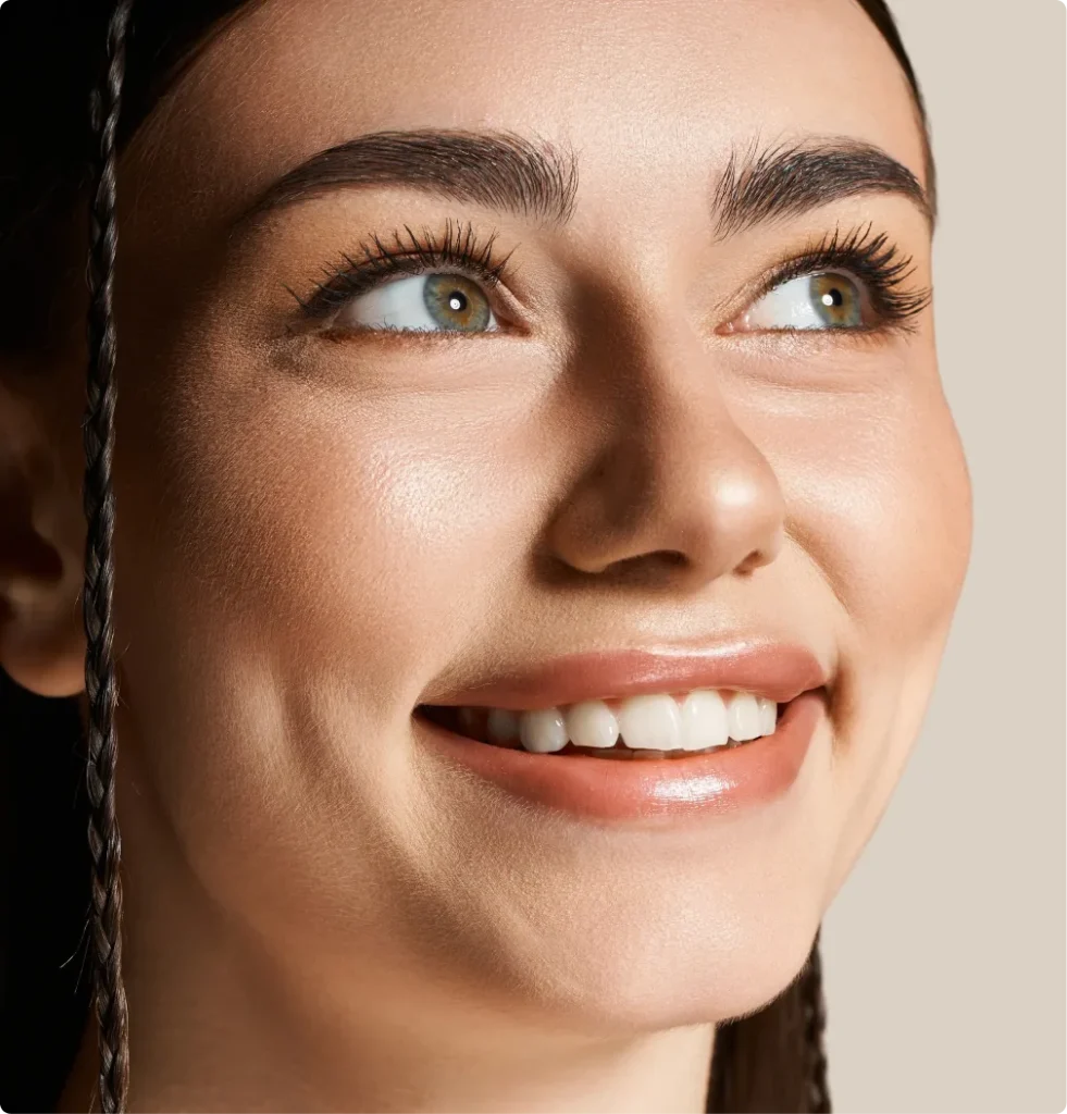 Uśmiechnięta kobieta w zbliżeniu — korony i mosty protetyczne w Smile Bonding Studio w Gdańsku