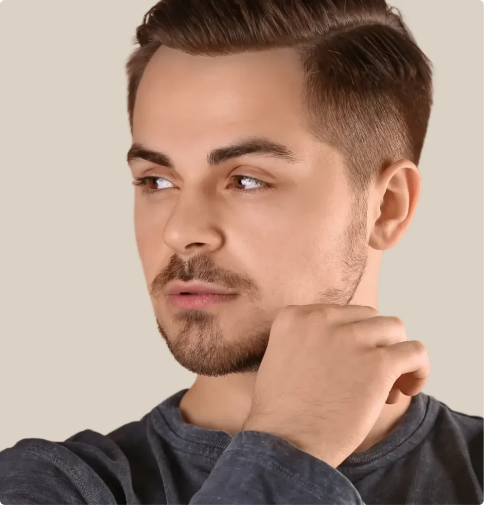 Mężczyzna z zadbaną skórą twarzy — mezoterapia igłowa w Smile Bonding Studio w Gdańsku