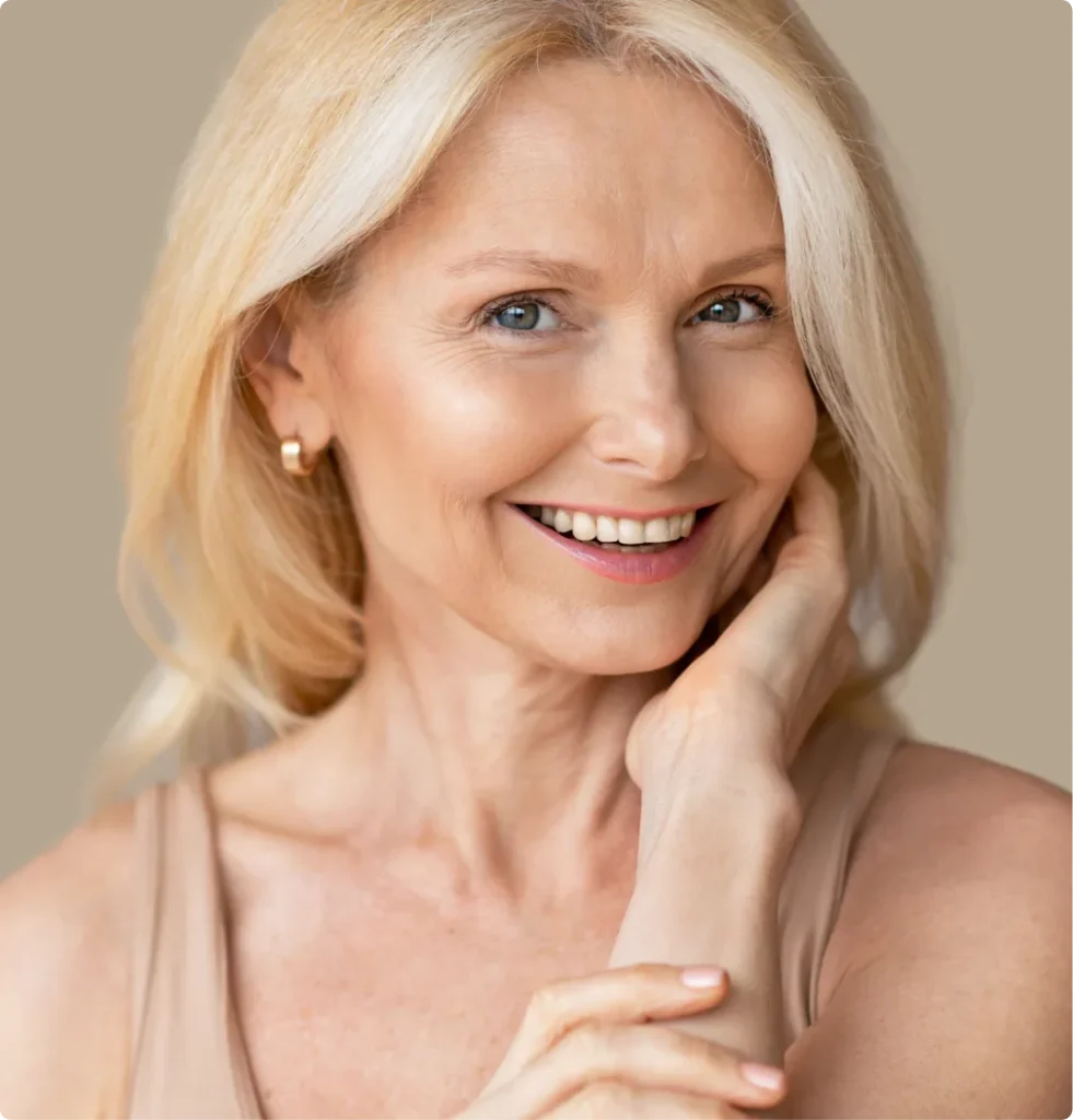 Uśmiechnięta starsza kobieta — protezy zębowe w Smile Bonding Studio w Gdańsku