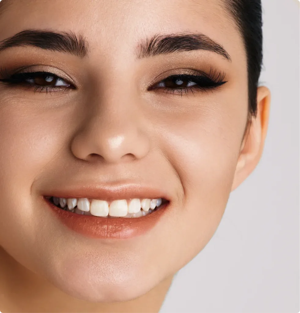 Zbliżenie uśmiechu z widocznymi dziąsłami — leczenie periodontologiczne w gabinecie w Gdańsku-Oliwie